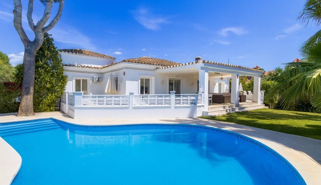 Villa Roco Marbella - 3BDR villa with private pool, covered terrace and sea view