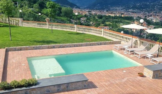 Villa with garden and pool, with breathtaking views. Private parking.