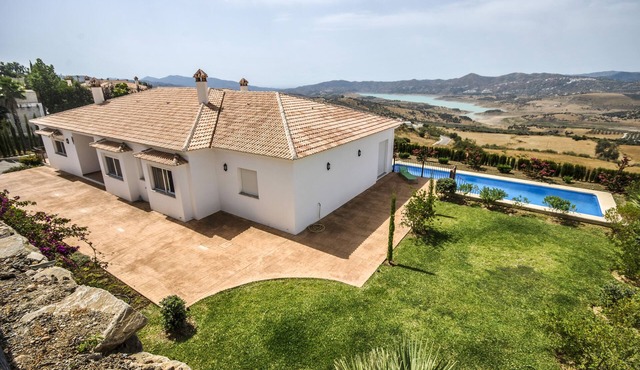 VILLA WITH LAKE VIEWS, PRIVATE POOL & PARKING 30 MIN FROM THE BEACH