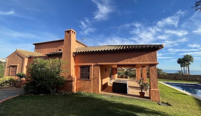 VILLA WITH POOL 5 MINUTES FROM THE BEACH
