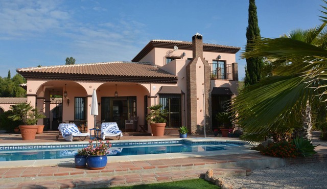 Villa with views of lake & mountain, 5 minutes walk to lake, ideal for familie