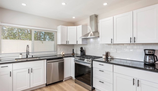 Vineyard Chic Oasis: Modern Elegance near Temecula Wineries