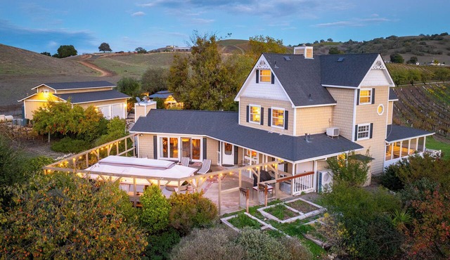 Vineyard Retreat in a Stunning Vineyard Setting and Views, Hot Tub, and More