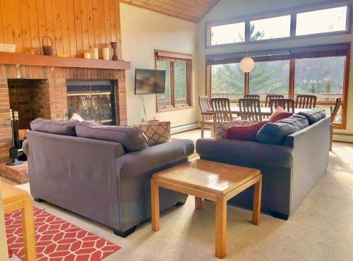 W4 Comfortable and spacious Bretton Woods condo with ski slope views, fireplace and fast wifi! in Carroll