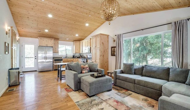 Walk to Downtown, 2 King Beds w/AC, Dogs