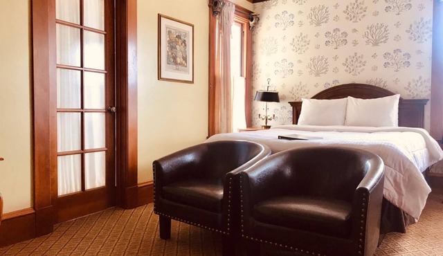 WALK TO OCEAN- QUEEN BED WITH BONUS TWIN BED in PACIFIC GROVE