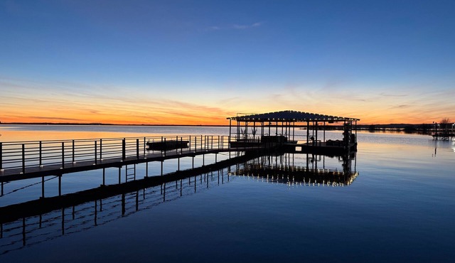 Waterfront-Best Views on Lake- HUGE Dock/Game Room in Burnet