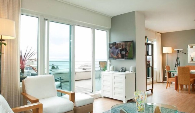 WATERFRONT PENTHOUSE. SPECTACULAR VIEWS, DECKS, PRIVACY, QUIET, PARKING, GYM.