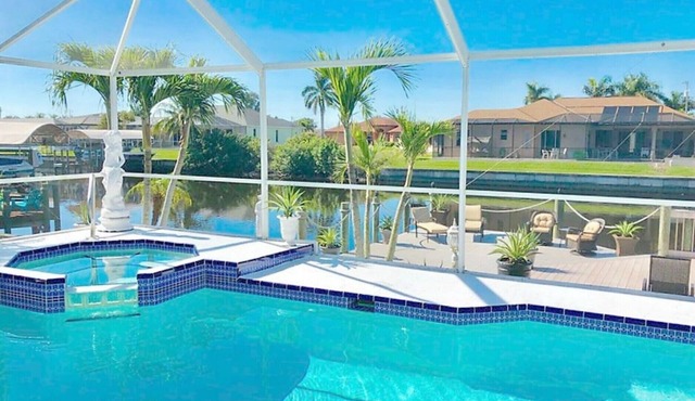 Waterfront Villa with Pool, Hot Tub and oversized dock ! Quick Gulf Access in cape coral