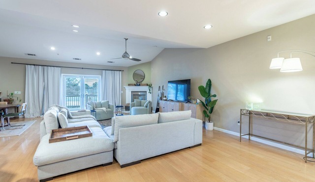 West Side Home near lake, trails, 3 king beds, kids play area, bonus room!