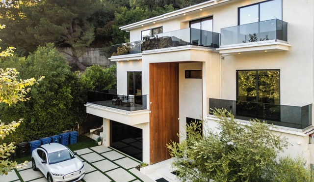 Willow Glen 2 - Warm Contemporary Estate with Open Floor Plan + Pool & Spa