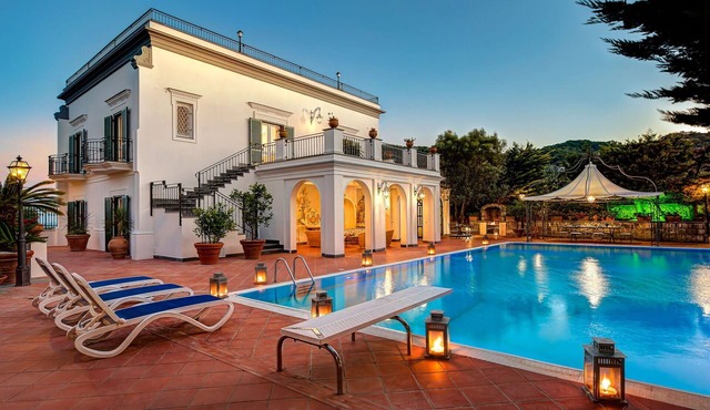 Wonderful private villa with private pool, WIFI, A/C, TV, patio, panoramic view, close to Sorrento