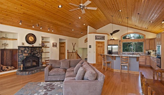 Woodside Lodge on West Shore with Private Hot Tub, Pool Table & Game Room