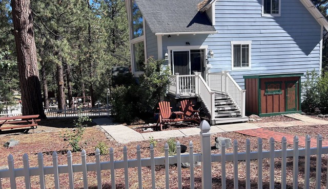 Wrightwood chalet with a/c, fireplace, elevated deck and beautiful views.