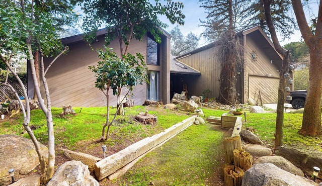 Yard & Patio: Quiet & Well-Stocked Riverside Home