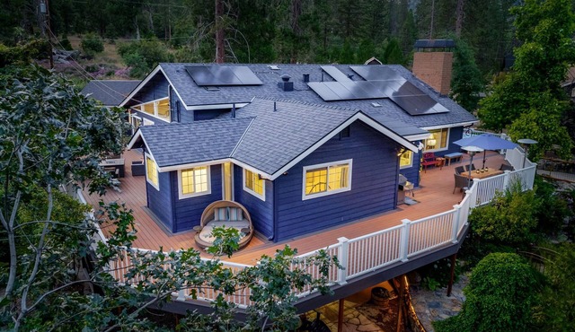 Yosemite Creekside Retreat with spa/games/EV Charger and more