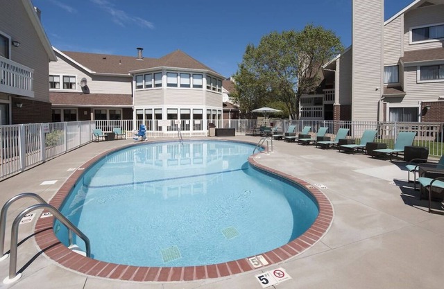 Convenient Countryside Stay, 2 Awesome Units, Pool, Free Parking, Pet-Friendly in Eagan