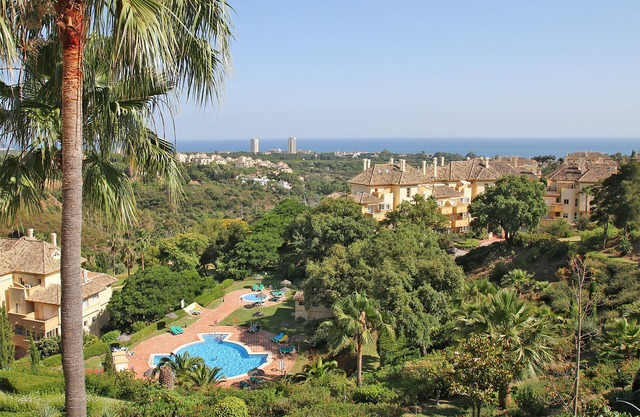 Corner apartment with open terrace and breathtaking free sea view in Marbella