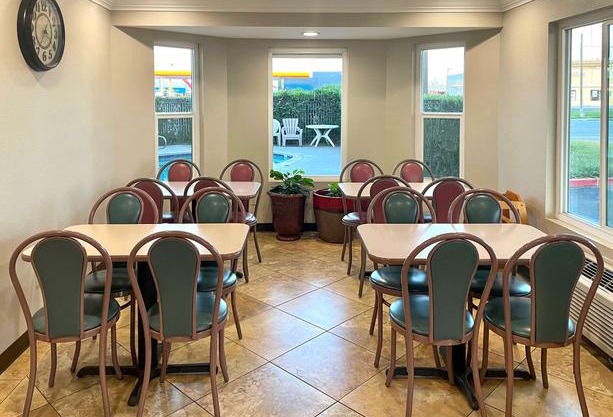 Econo Lodge Inn & Suites Corning