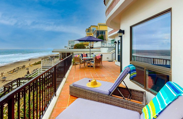 Oceanfront Condo Overlooking Pacific w/Private W/D, Free WiFi, Deck, & Patio