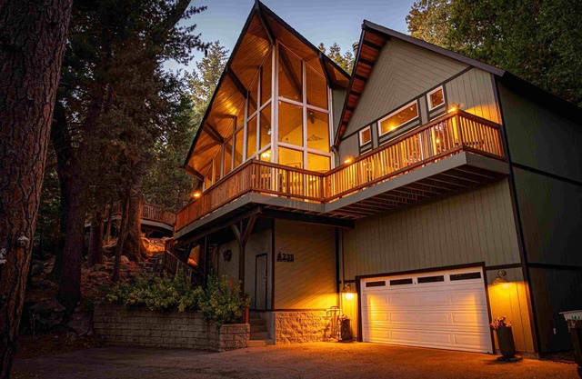Relaxing Mountain Retreat with lots of decks and EV charging