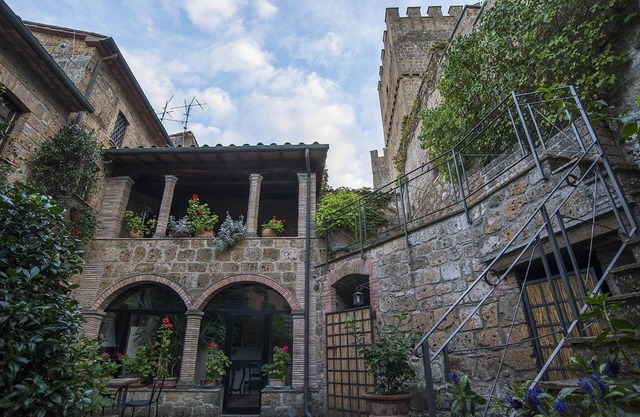 Romantic accommodation, in a castle, with swimming pool in Proceno