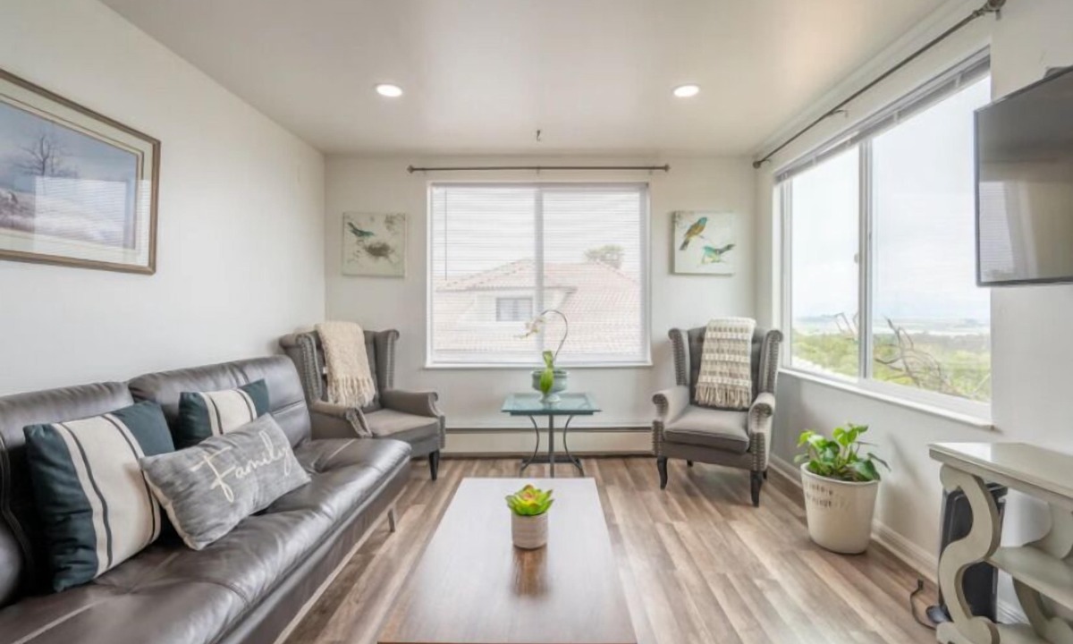 Elkhorn Apartment | Watch Sunsets of the Monterey Bay From a Hilltop Villa