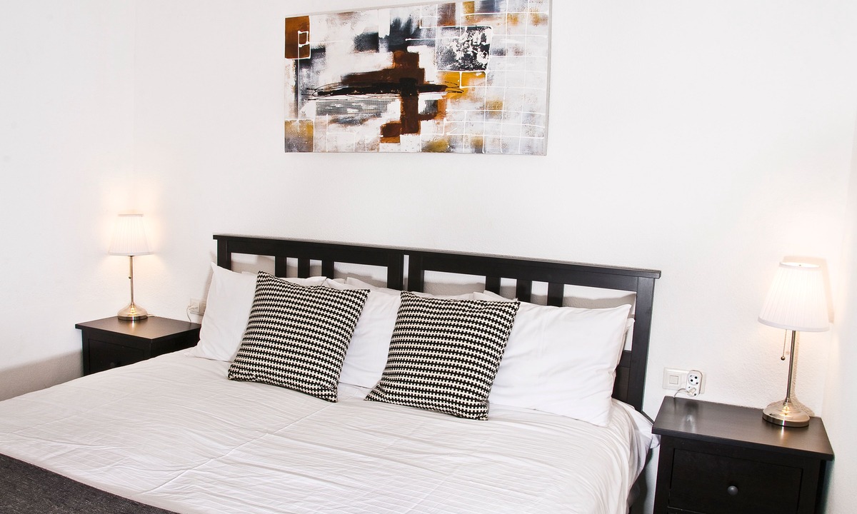 La Capellania Apartment | Casa Christabel-walk to beach, train, bus shops, bars & cafes.Fast WiFi UK TV