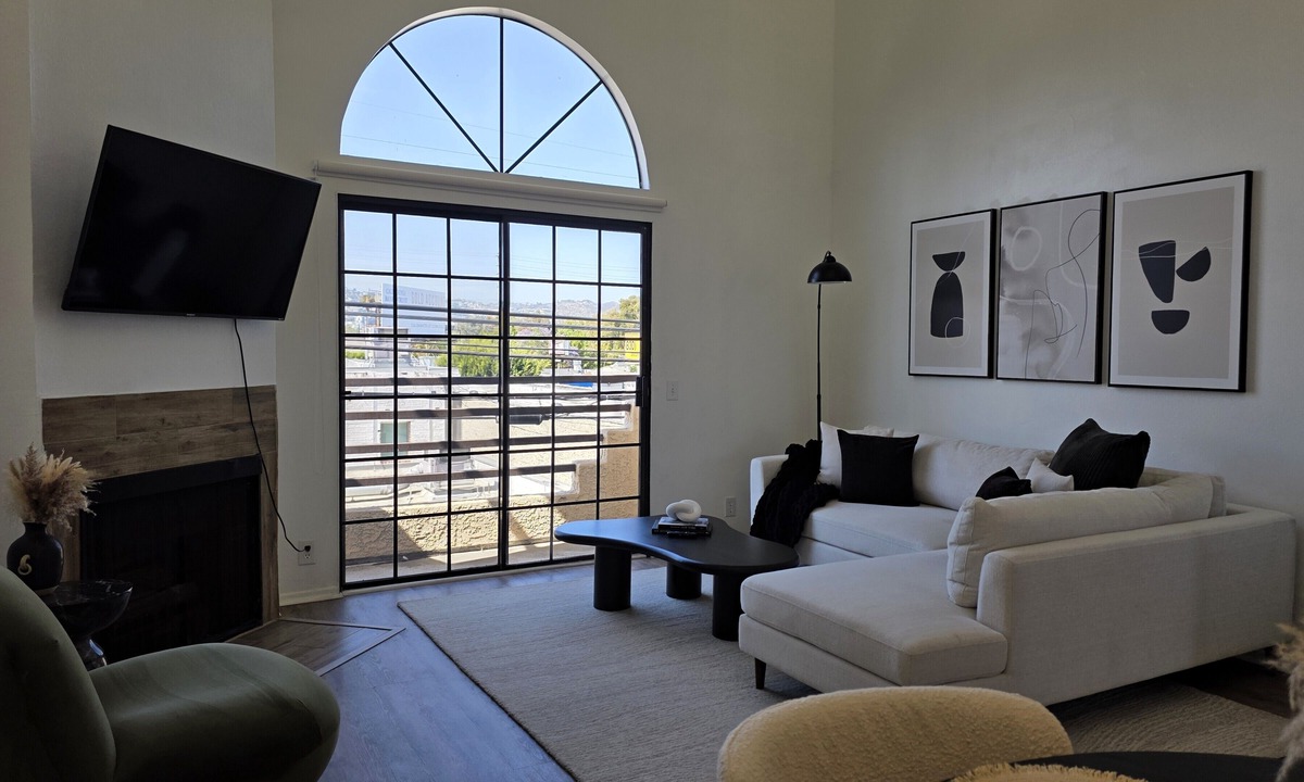 Beverly Hills Apartment | Stylish 2 bedroom + loft with rooftop patio and views near Beverly Hills
