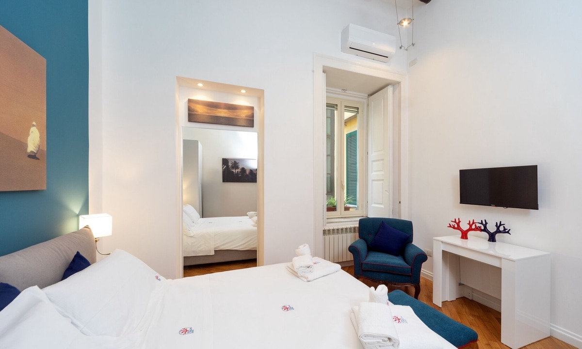 Chiaia Apartment | Warm and welcoming apartment, ideal for families or groups of friends.