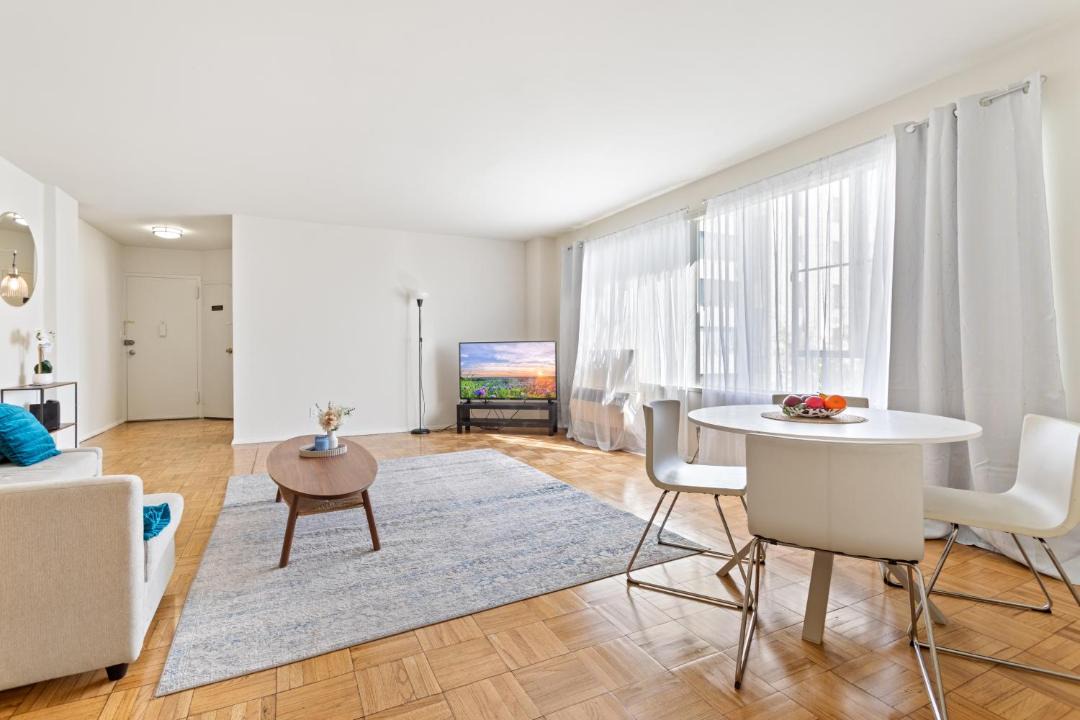 La Brea Apartment | Walk to The Grove - Spacious 2BR 2BA Parking