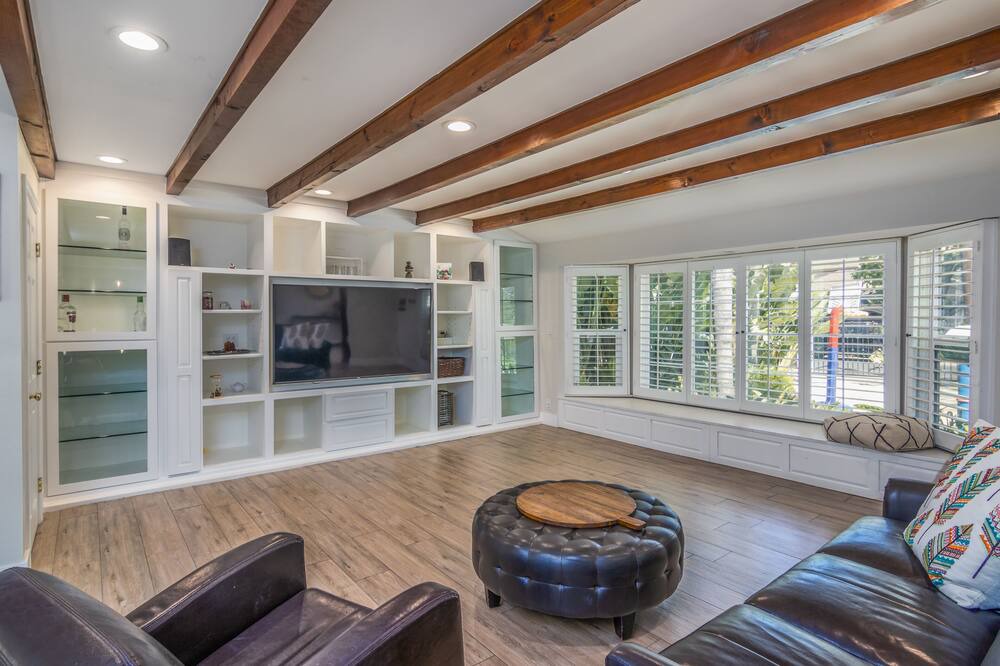 Photo of Livingroom in Woodland Hills