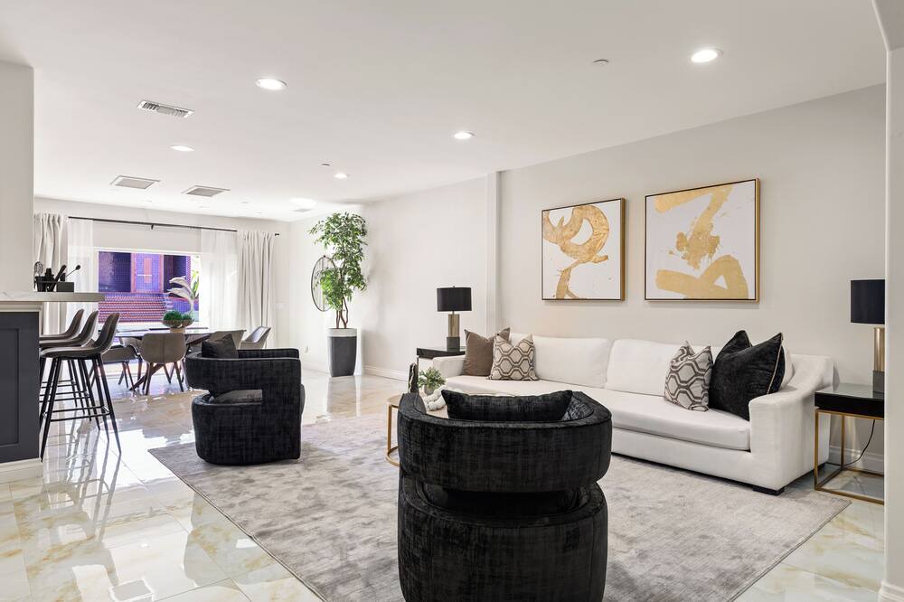 Photo of Livingroom in Woodland Hills