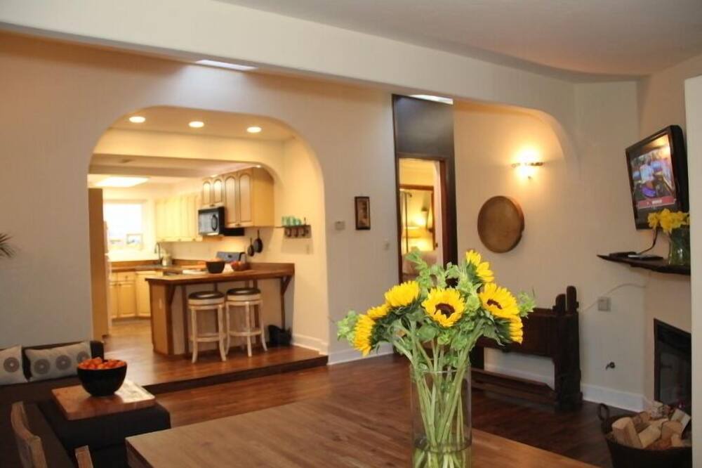 Photo of Livingroom in Monterey