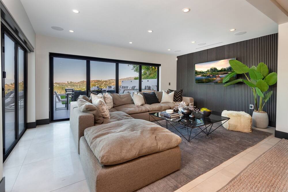 Photo of Livingroom in Tarzana