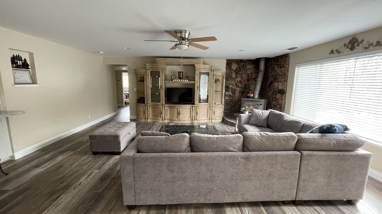 Photo of Livingroom in Yosemite Forks