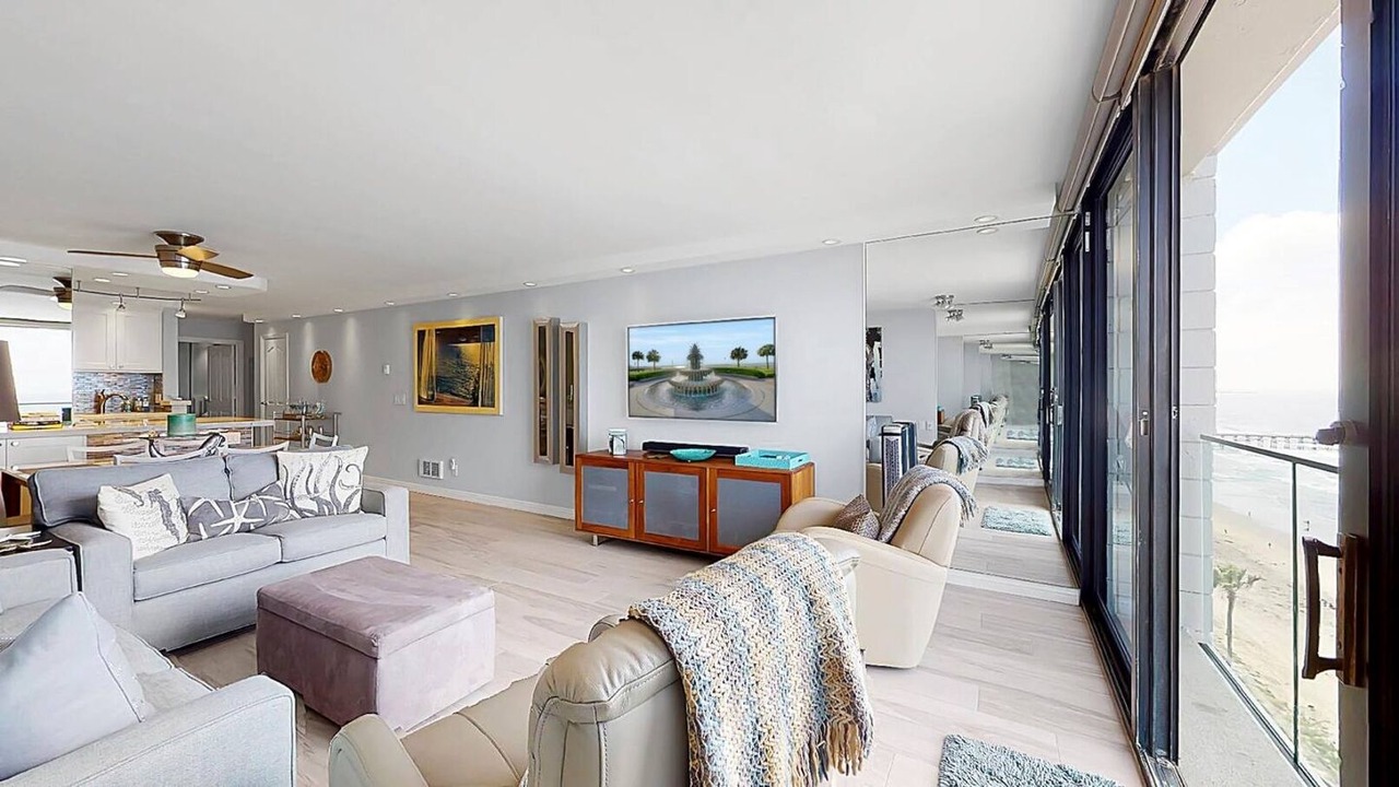 Photo of Livingroom in North Pacific Beach