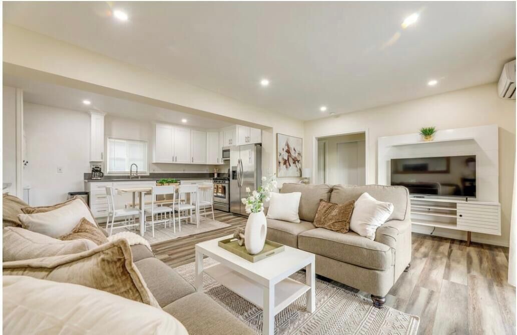 Photo of Livingroom in West Los Angeles