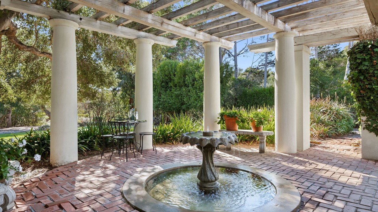 Photo of Patio Balcony in Hedgerow