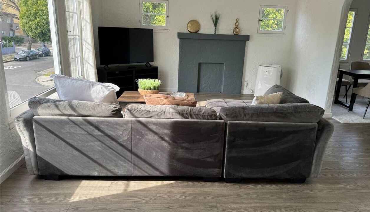 Photo of Livingroom in Pico - Robertson