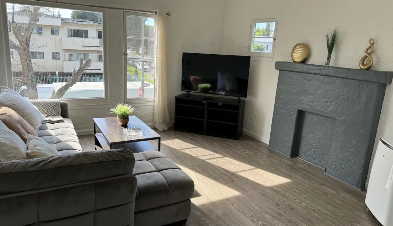 Photo of Livingroom in Pico - Robertson