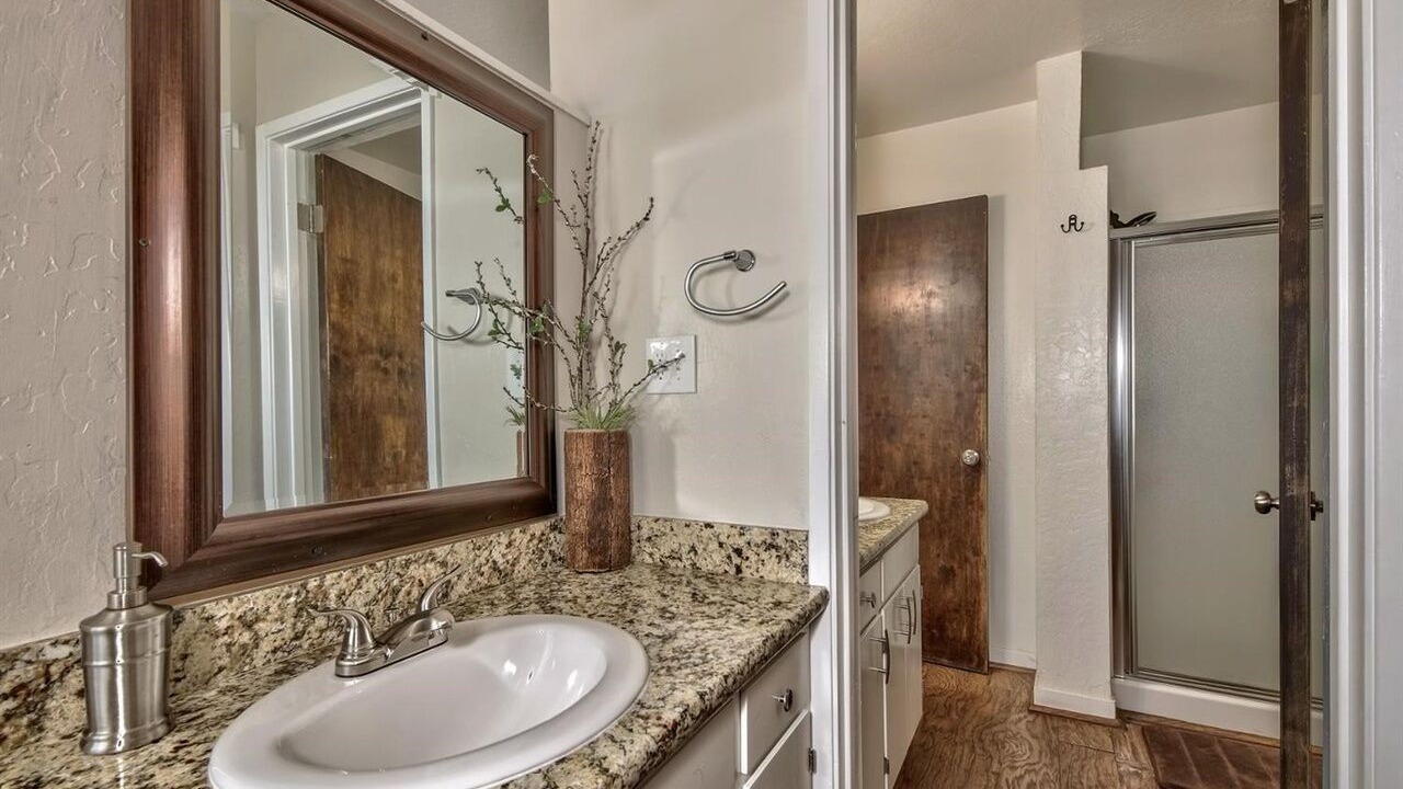 Photo of Bathroom in Bijou Park