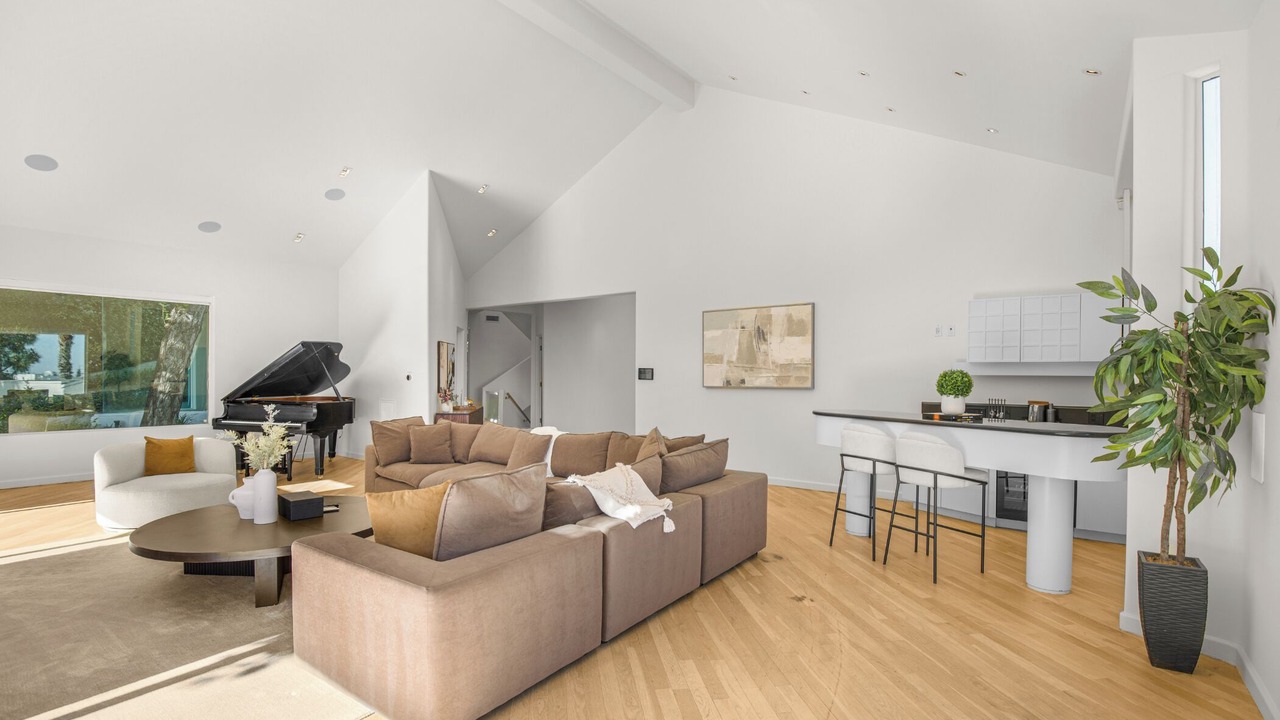Photo of Livingroom in Hollywood Hills West