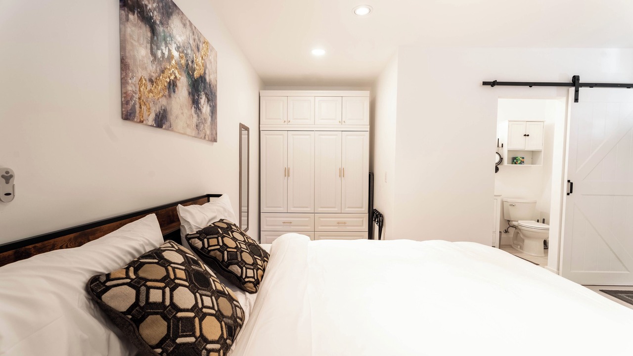 Photo of Bedroom in Meiners Oaks