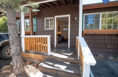 Tahoya Shores Hotel | Just What You Were Looking For! Onsite Pool, Free Parking, Outdoor Spa Tub!