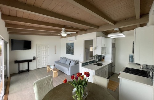 Central Malibu Condo | Ultra Premium Malibu Road Beach House with AC PRIVATE BEACH