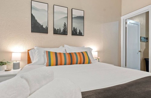 Midtown Sacramento Apartment | Work Play Stay - Downtown Sacramento Convention & Golden1 Center - Large Studio