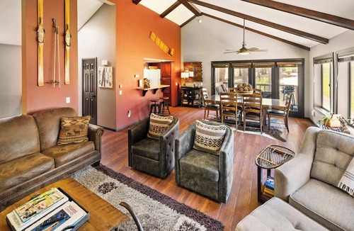 Big Bear Lake Condo | Higher End Townhome! Views of Bear Mtn! WiFi! Laundry! Walk to Bear Mtn!