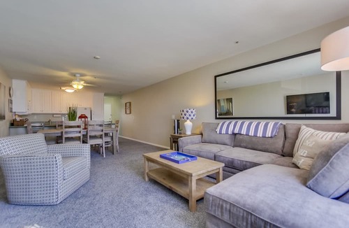 North Pacific Beach Condo | 5 - STAR -⭐ - OCEAN VIEW WITH SWIMMING POOL & JACUZZI - FAMILY FRIENDLY
