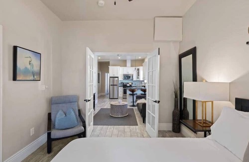 Midtown Sacramento Apartment | Vintage Flat | Mins to Golden 1 Center, Capitol